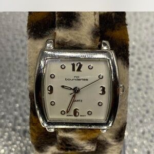 Ladies **** No  Boundaries *** Quartz Watch / Animal Print Strap***
